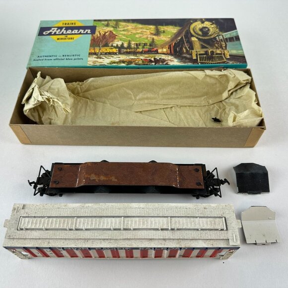 Union Pacific HO 54 Ft Patriotic Covered Hopper Athearn - Picture 2 of 4